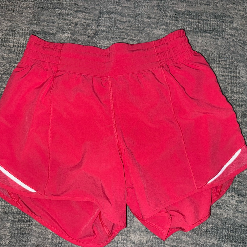 Lululemon women’s hotty hot high rise short 4”